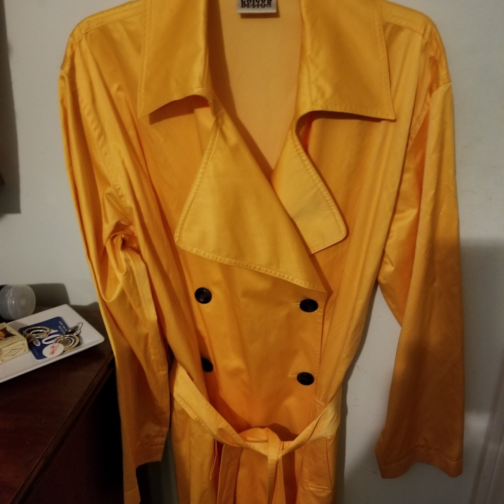 Double breasted belted short rain coat